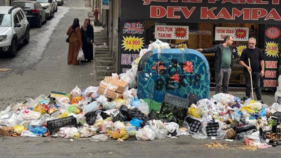 İzmir'de eylem nedeniyle sokaklarda çöp yığınları oluştu