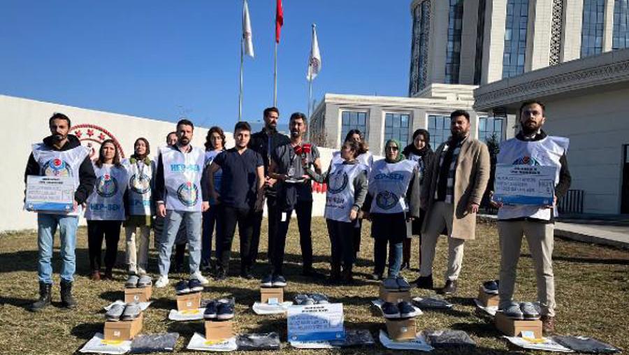 HEP-SEN, sağlık çalışanlarına yapılan giyim yardımını protesto etti