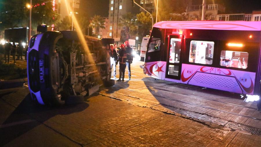 Samsun’da tramvay ile ambulans çarpıştı; 3’ü sağlık çalışanı 4 yaralı