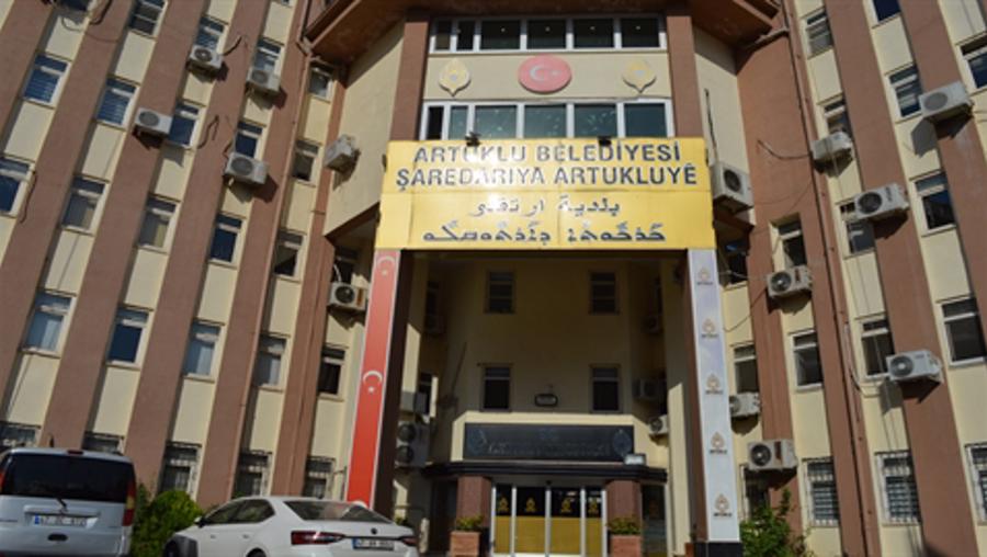 'İcra memurları ve avukatlar, makam odasını hacze geldi'