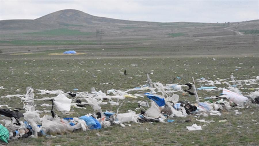 İlçenin 30 yıllık çöpü, rüzgarla 10 kilometrelik araziye yayıldı