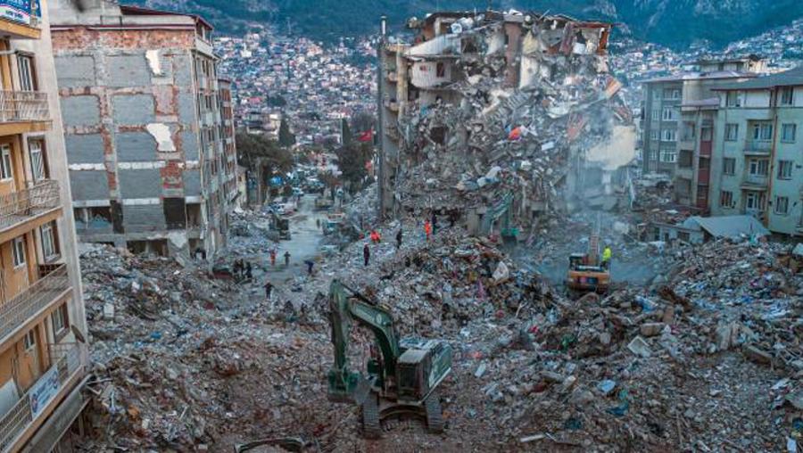 Depremde yıkılan binaların müteahhidi devletten hala ihale alıyormuş