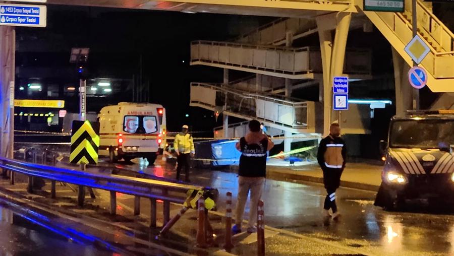 Kazaya müdahale eden trafik ekibine İETT otobüsü çarptı: 1 polis şehit 