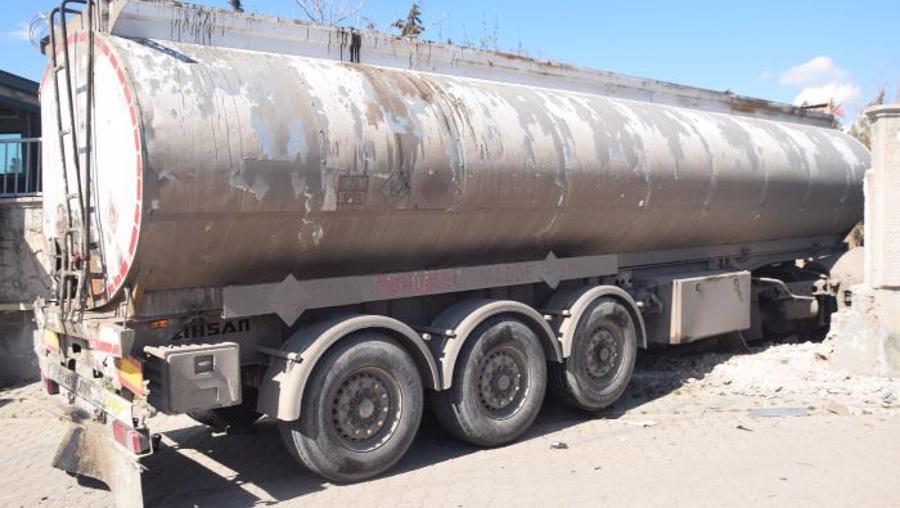Asfalt tankeri otomobili biçip jandarma binasına girdi