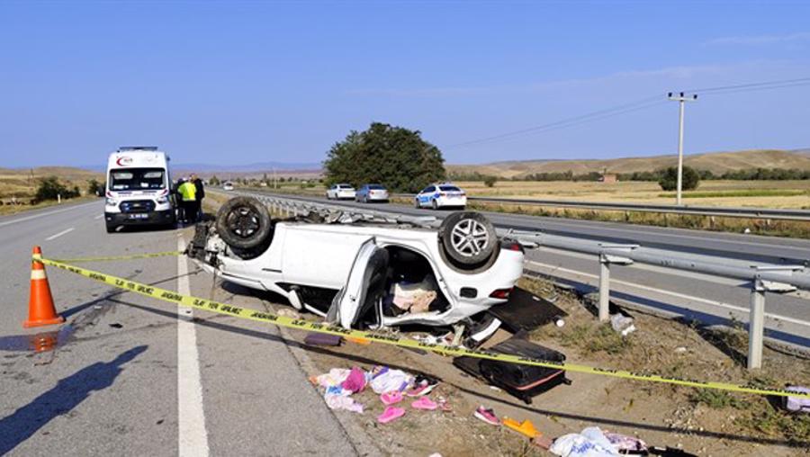 Polis çift trafik kazasında hayatını kaybetti, 2 çocukları yaralandı