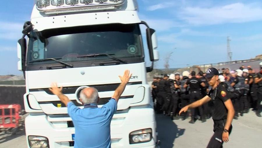 Protestoda arbede: Kalp krizi geçiren 1 polis hastaneye kaldırıldı