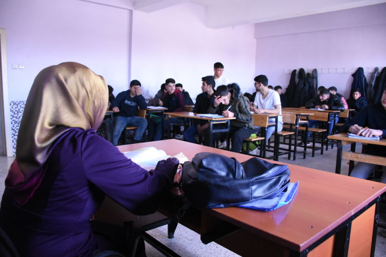 Annesinin okuması için sırtında taşıdığı kızı öğretmen olmayı başardı