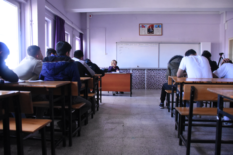 Annesinin okuması için sırtında taşıdığı kızı öğretmen olmayı başardı