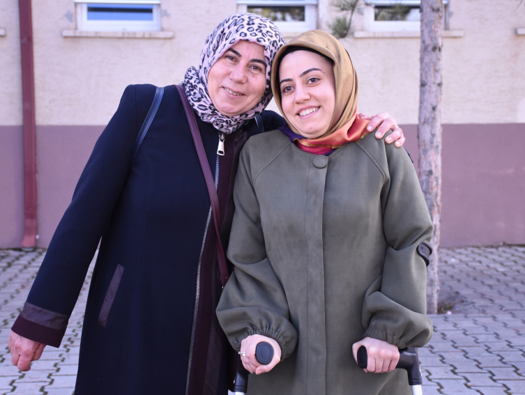 Annesinin okuması için sırtında taşıdığı kızı öğretmen olmayı başardı