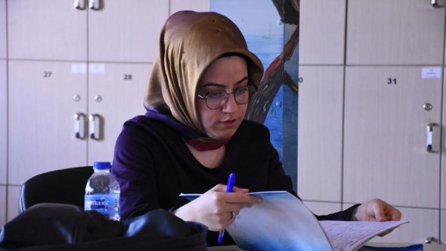 Annesinin okuması için sırtında taşıdığı kızı öğretmen olmayı başardı