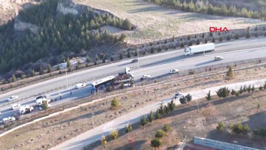 Halk otobüsü, polis aracı ve kamyona çarptı; 1 polis ile 5 öğrenci yaralı