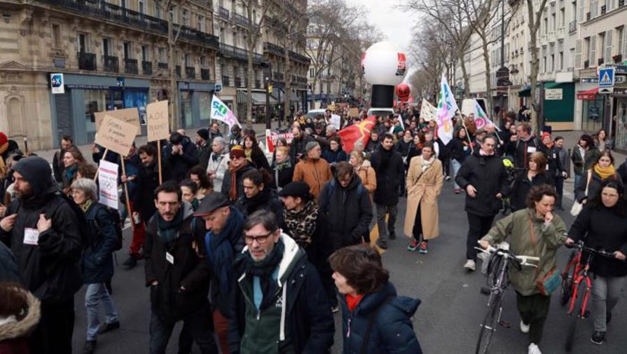 Paris'te öğretmenler maaş artışı talebiyle eylem yaptı