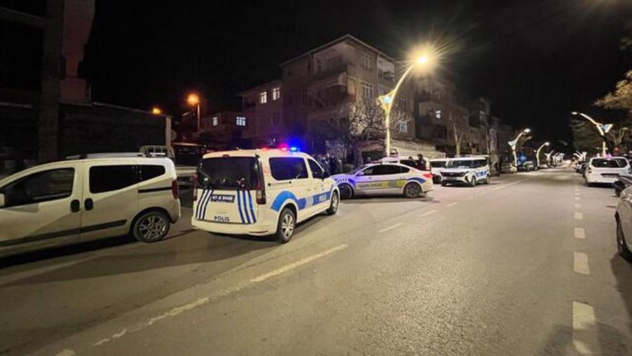 Drift yapan alkollü sürücü polis aracına çarptı