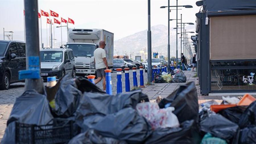 Belediye çalışanları iş bırakınca büyükşehir çöp içinde kaldı