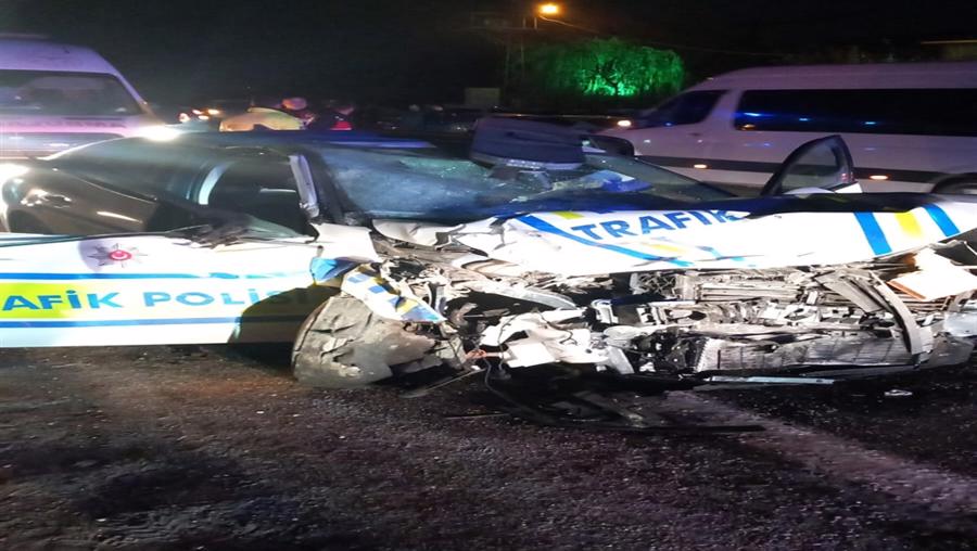 Polis otomobili ile hafif ticari araç çarpıştı: 1 ölü, 2 yaralı