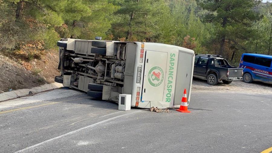 İlkokul öğrencilerini taşıyan midibüs devrildi: 10 yaralı