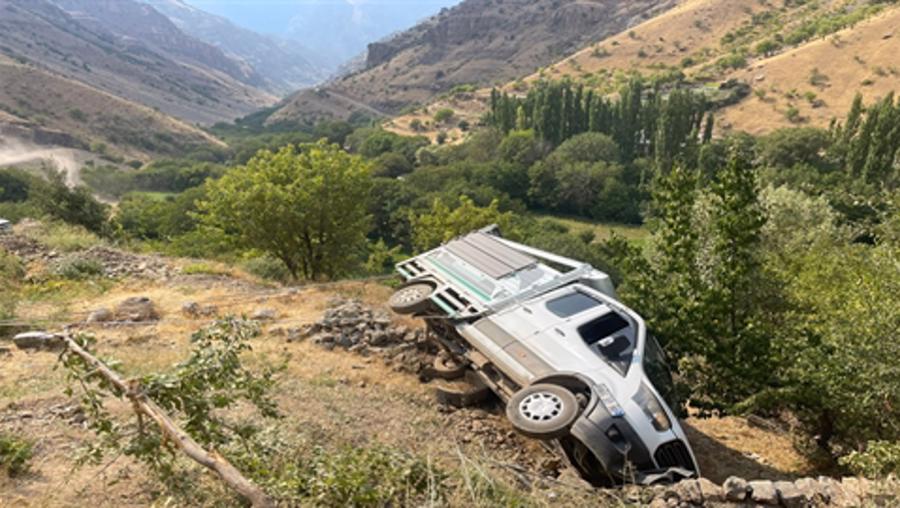 Güvenlik korucularını taşıyan kamyonet şarampole devrildi; 2'si ağır, 6 yaralı 