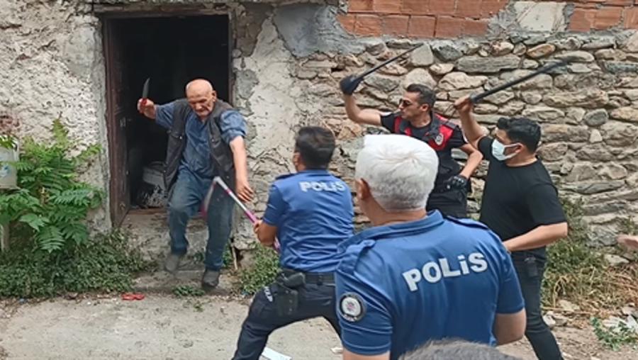 Çöp evini temizletmeyip polisi bıçakladı, 'Peygamberim' deyince hastaneye yatırıldı