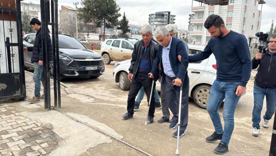 Depremde bacaklarını kaybeden okul müdürü görevine döndü