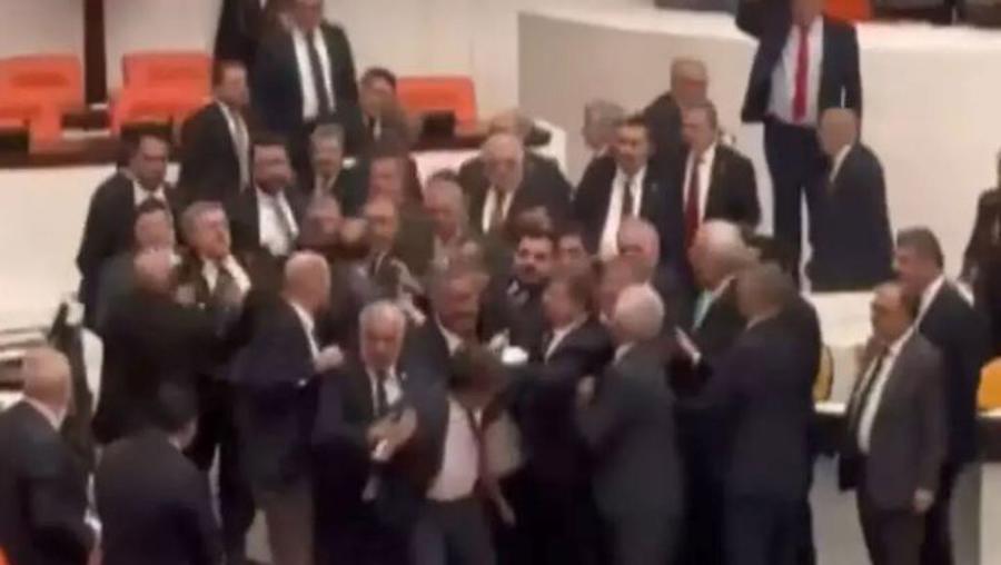 TBMM'de yumruklu kavga! AK Parti ile DEM'li vekiller birbirine girdi