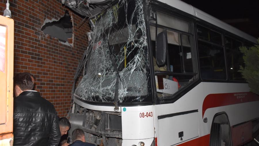 İzmir'de belediye otobüsü alışveriş merkezinin bahçesine uçtu: 1 yaralı