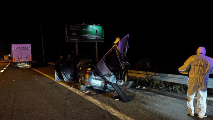 Polislerin içinde bulunduğu otomobil tıra çarptı: 1 ölü, 2 yaralı