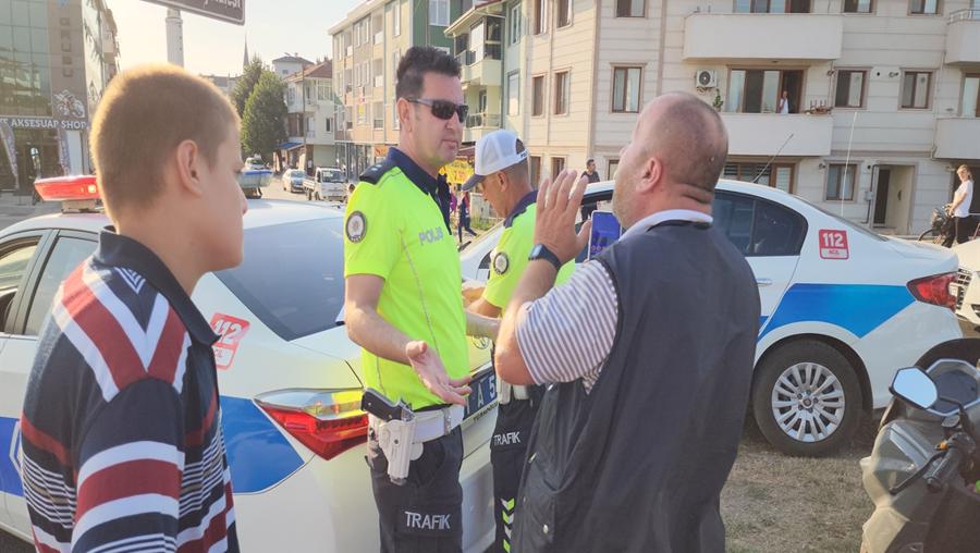 Kasksız yakalanan motosikletli: Bana ceza yazmayın, alo desem 10 kask gelir