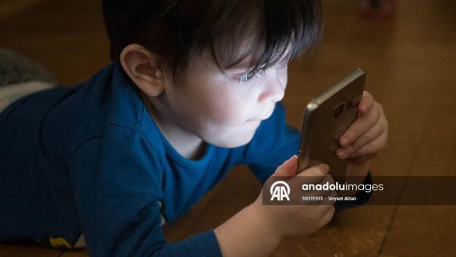 Erken yaşta telefon kullanımı çocukların gelişimini tehdit ediyor