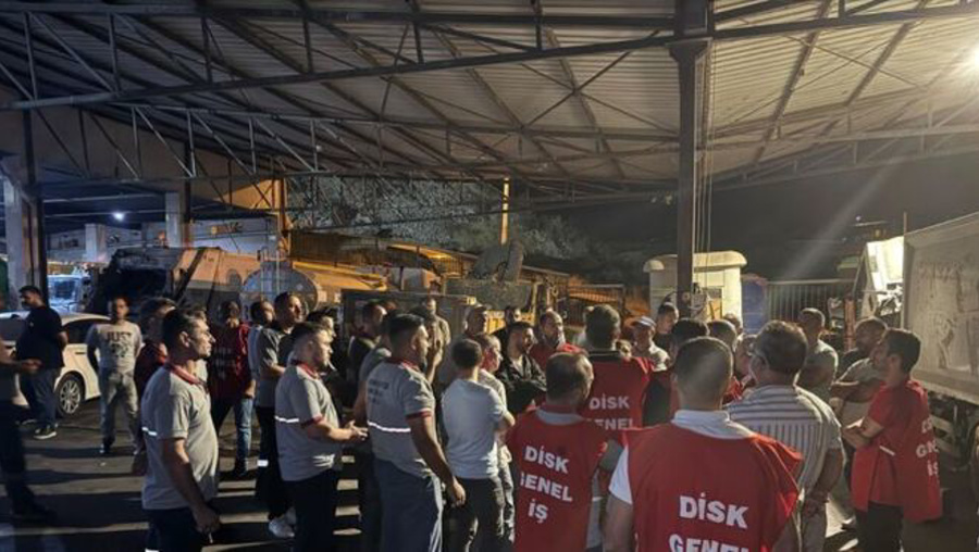 Karşıyaka Belediyesi'nde 5 aydır maaş alamayan işçiler iş bıraktı