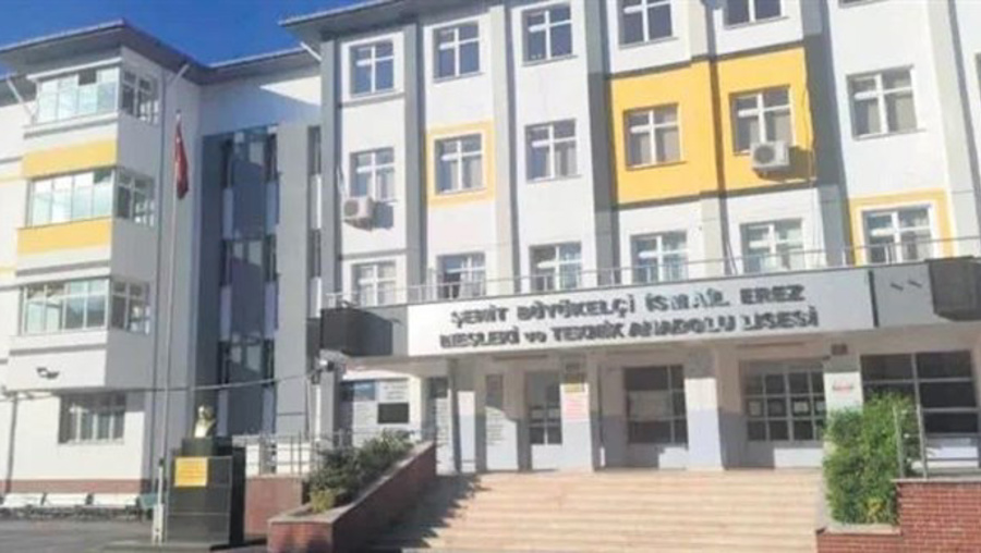 Öğretmen gürültü yapan öğrencileri yerde süründürdü