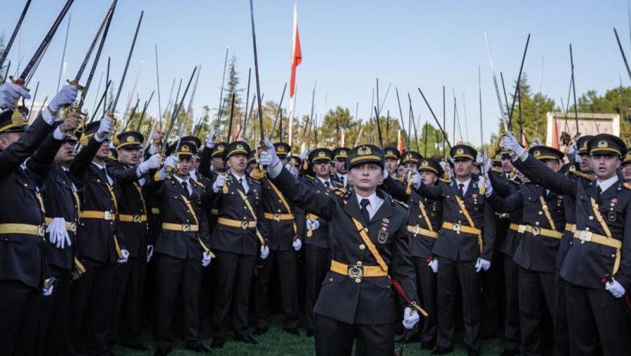 İhraç edilen 2 albay Ankara Büyükşehir'de göreve başladı