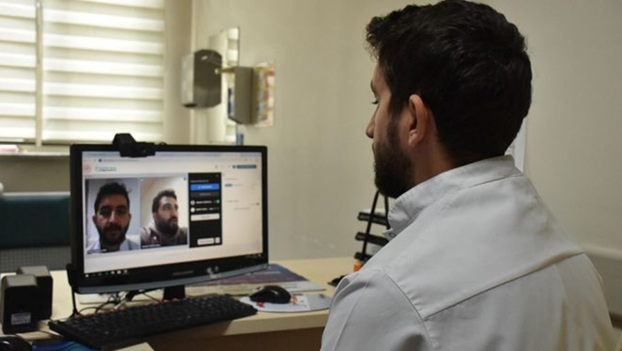 Evden çıkamayan on binlerce hastaya uzaktan muayene hizmeti verildi