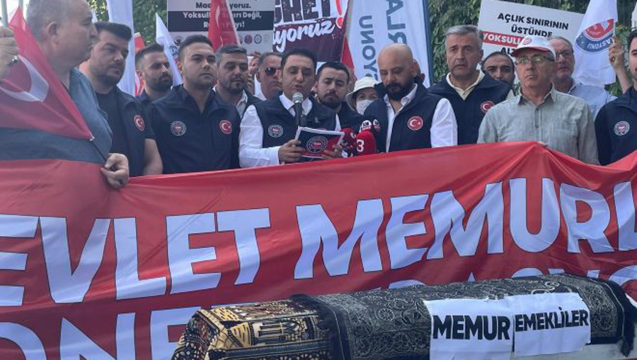 Zam Teklifinin Karşısında Memurun Tabutunu Kaldırdılar