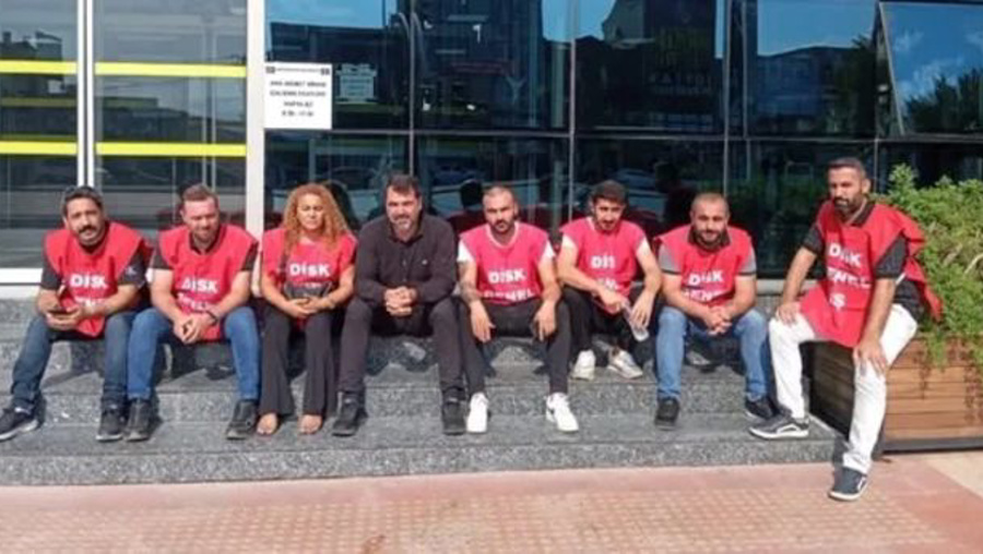 Belediyesi personeli belediye önünde eylemde!