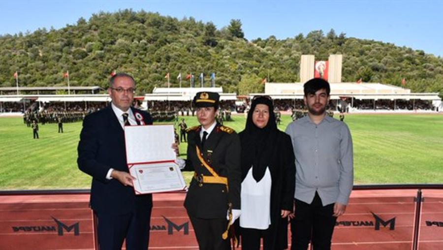 Şehit Ömer Halisdemir'in kızı teğmenlik diplomasını aldı