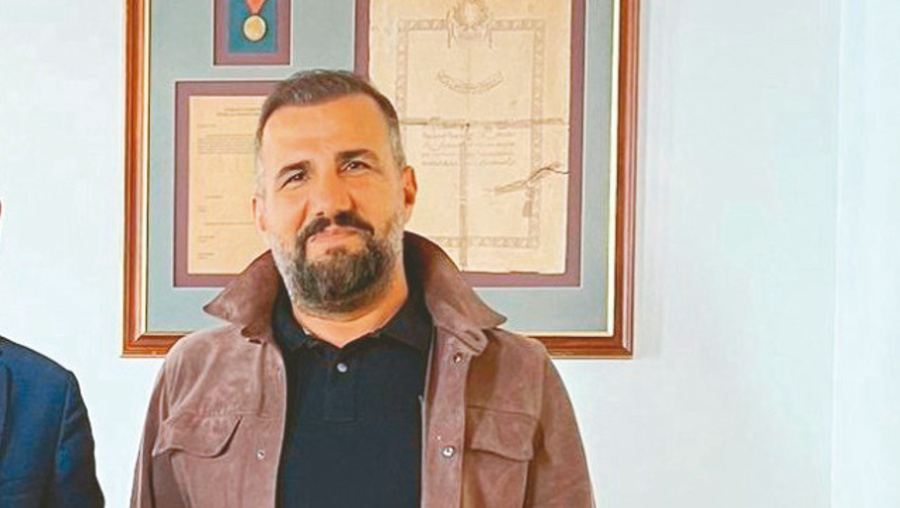 Danışmanlığında servetine servet katmış