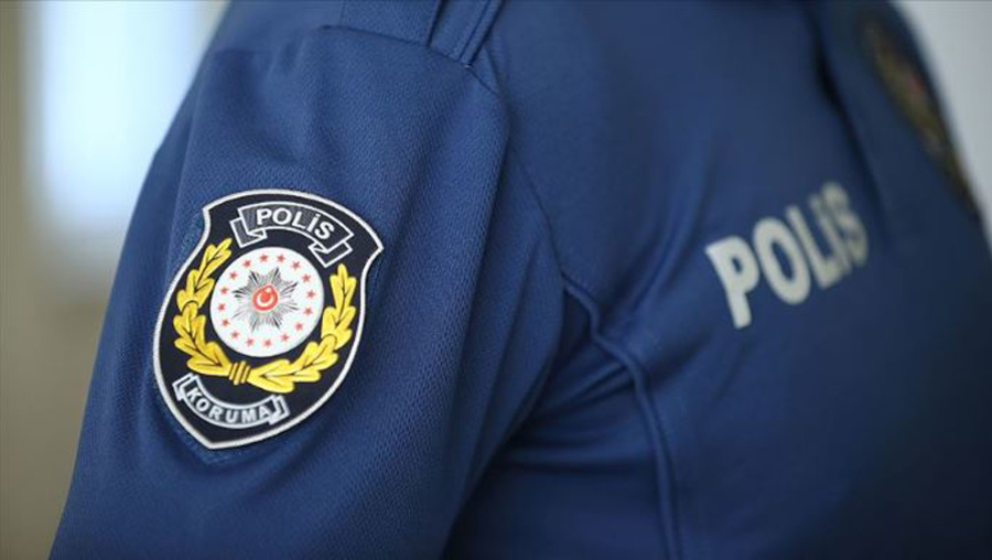 Bıçaklı saldırganı gözaltına almak isteyen polislere hakaret: 'Sen köpeksin!'