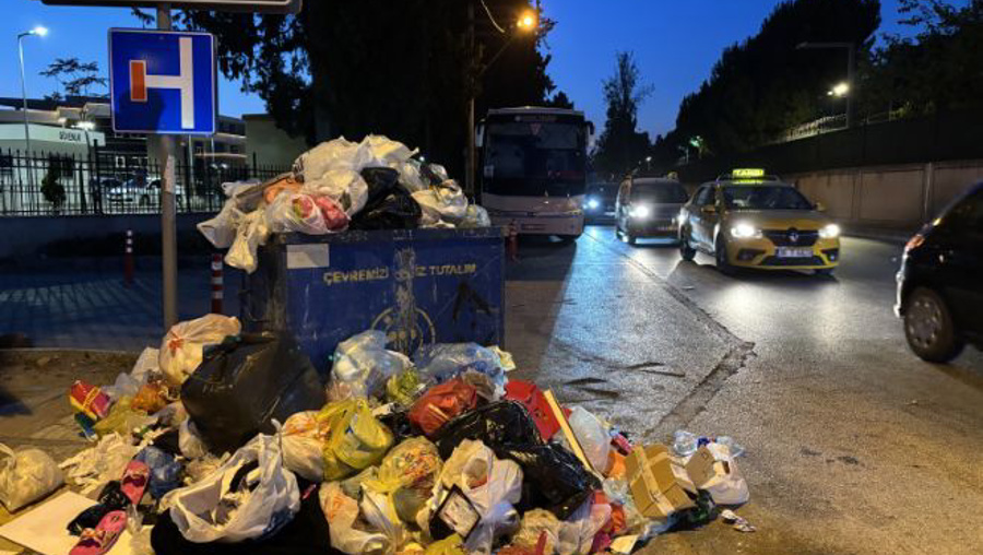 1763 işçi greve gitti, İzmir sokakları yine çöple doldu