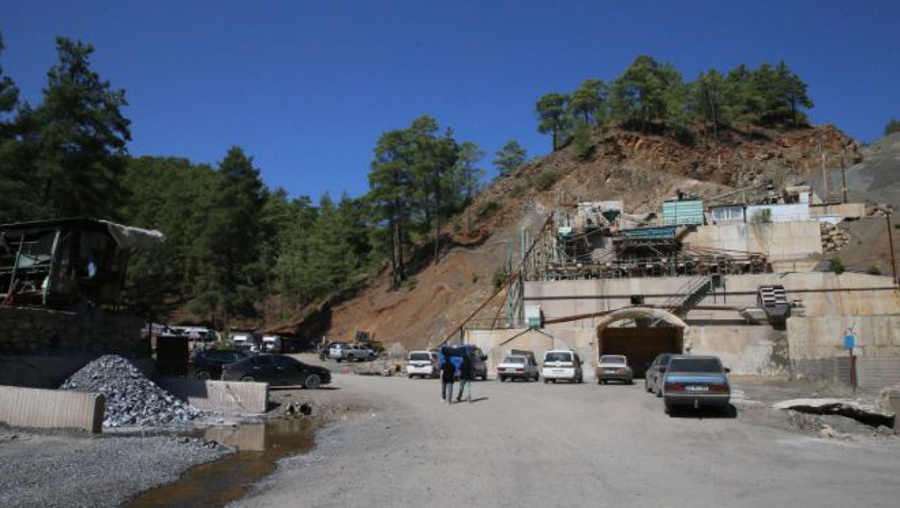  Maden ocağında göçük altında kalan  2 işçiye ulaşılmaya çalışılıyor