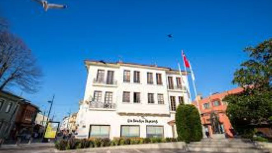Şile Belediyesi başkanvekilliği seçiminde ayakkabılar havada uçuştu