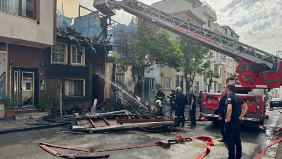 İtfaiyeciler yangına müdahale ederken ev üstlerine çöktü
