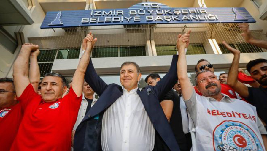 İzmir Büyükşehir Belediyesi atılan işçileri geri alacak