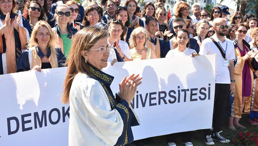 İzmir Demokrasi Üniversitesi 8 Yılda Büyük Başarıya Ulaştı