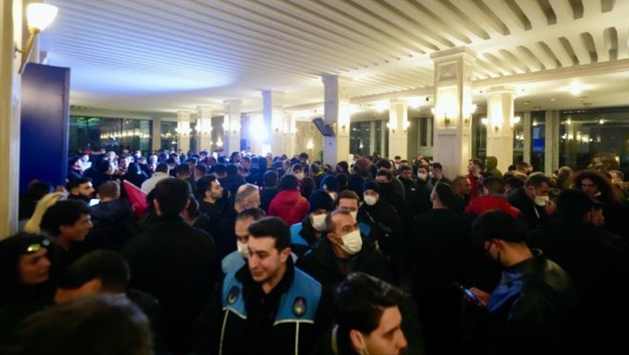 Polise saldıran provokatörler, camlarını kırdığı İBB binasına girdi