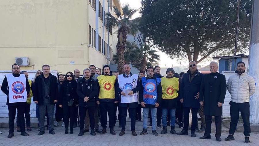 Manisa'da Okulda Öğretmene Saldırı: 2 Kişi Tutuklandı