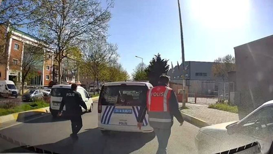 Sürücüyle tartışan polis görevden uzaklaştırıldı
