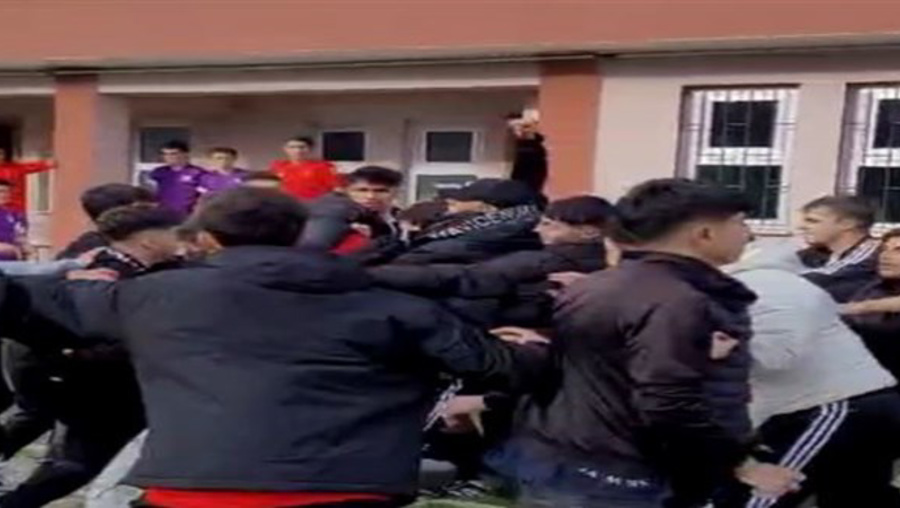 Okul turnuvasında 2 öğrenci öğretmeni darbetti