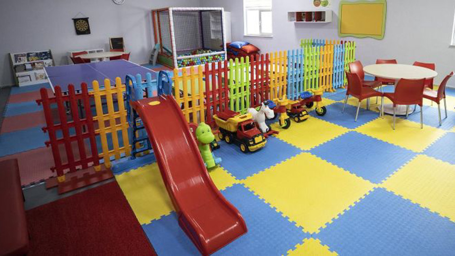 Kreş maliyetine alternatif 'Komşu Anne' projesi tartışma yarattı