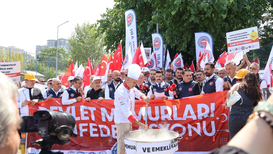Memurlar Bakanlık Önünde "Taş" Kaynattı