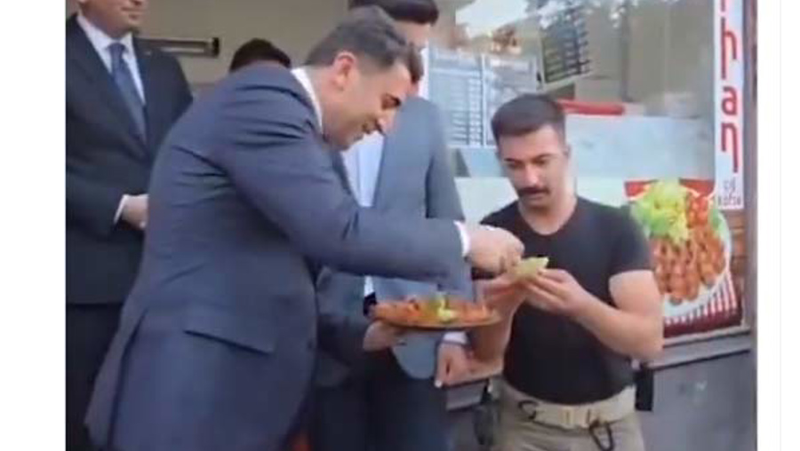 Vali çiğ köfteyi unutunca marullu koruma viral oldu!